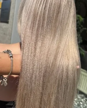 Glattes, langes Haar in Beigeblond