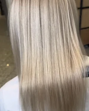 Langes, glattes Haar in kühlem Blond