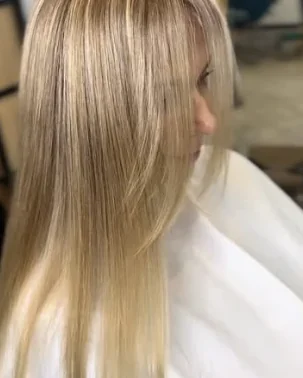 Blonde Strähnen mit Pony